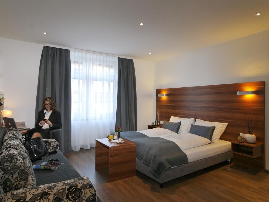 Schlotzeria Hotel I Cafe I Eis เกร็นซ์อัค-วีเลน ห้อง รูปภาพ